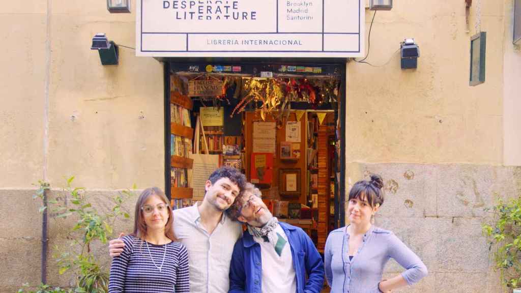 El equipo de Desperate Literature frente a su tienda en la calle Campomanes.