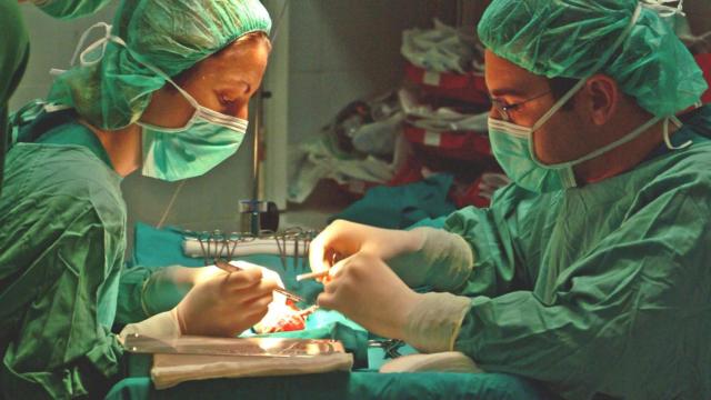 Dos médicos durante una intervención quirúrgica en un hospital de Andalucía.