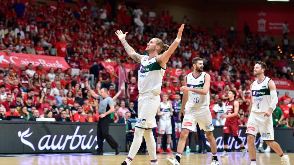 Dylan Osetkowski celebra una canasta en la cancha de UCAM Murcia
