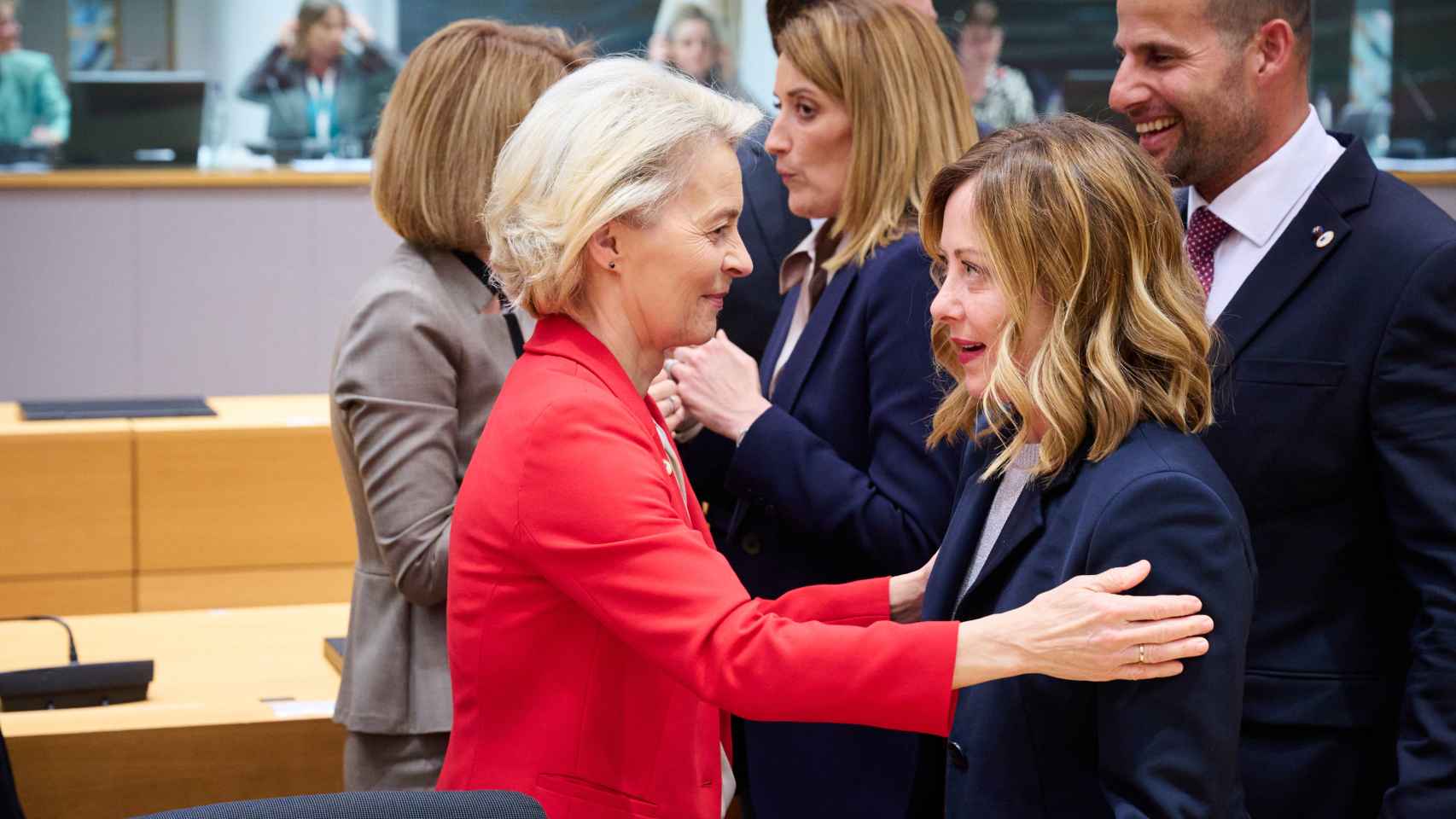 Ursula von der Leyen saluda a Giorgia Meloni durante la última reunión del Consejo Europeo en abril