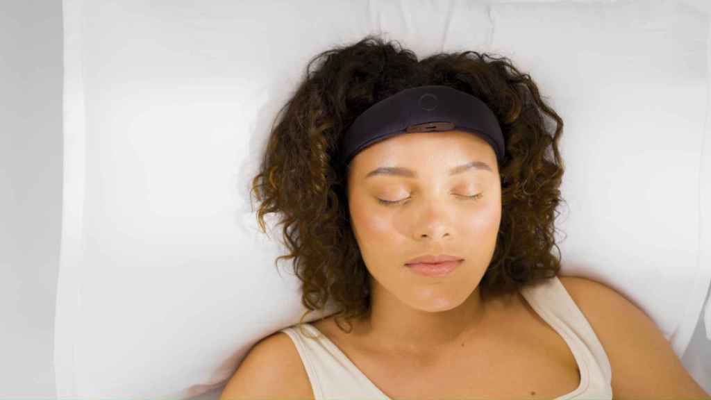 Una persona con la diadema de Elemind puesta.