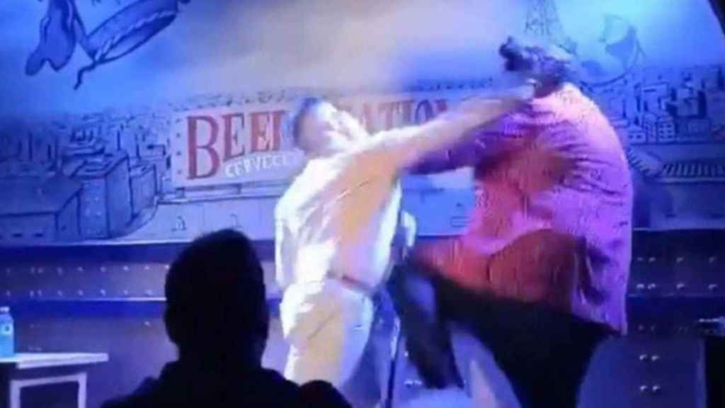 La agresión del neonazi Alberto 'Pugilato' al cómico murciano Jaime Caravaca difundida en X (antes Twitter).