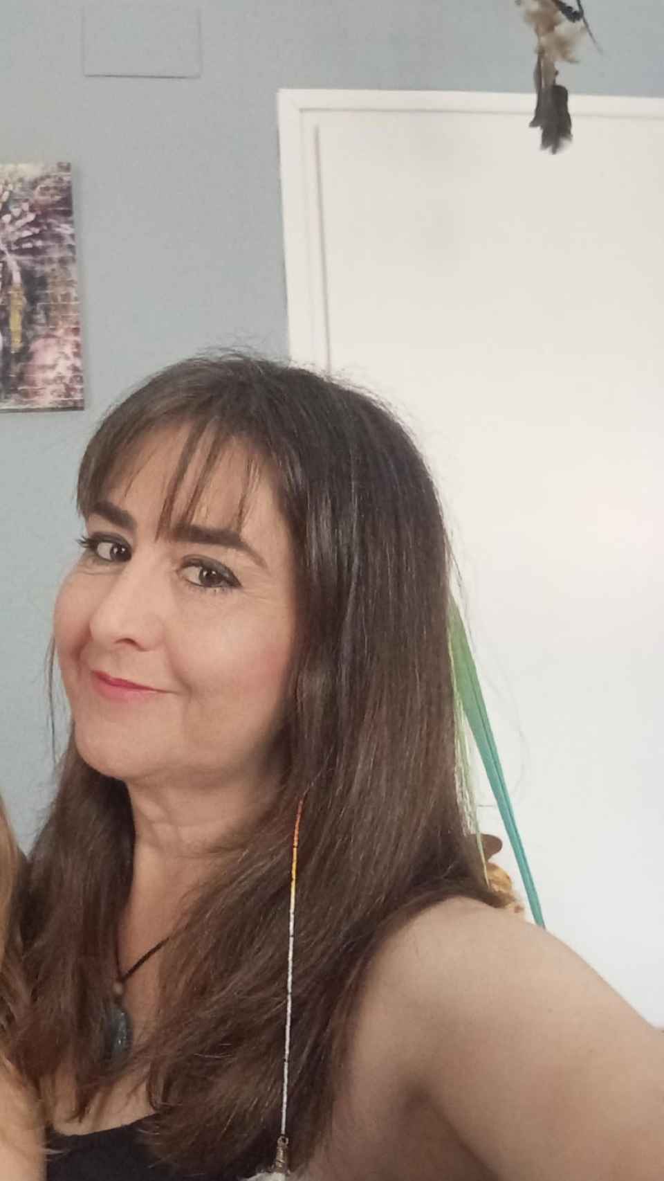 Sara Carvajal muestra las plumas de su cabello.