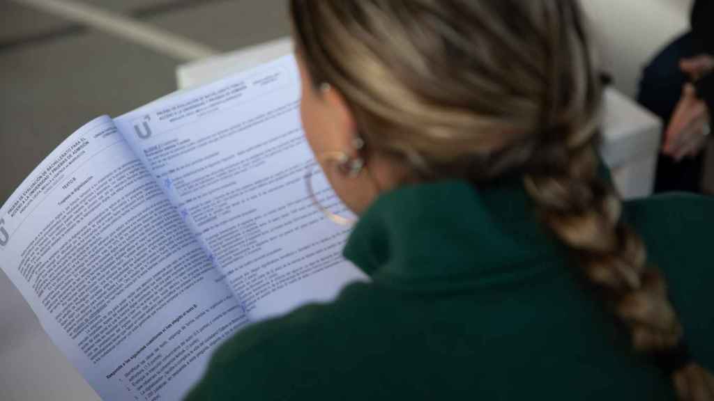 Una alumna repasa uno de los modelos de examen antes de la Selectividad.