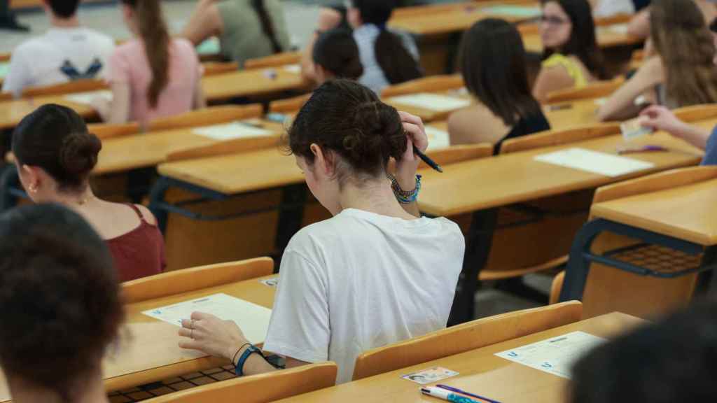 Una alumna, en el primer examen de Selectividad en una de las sedes de la Universidad de Sevilla.