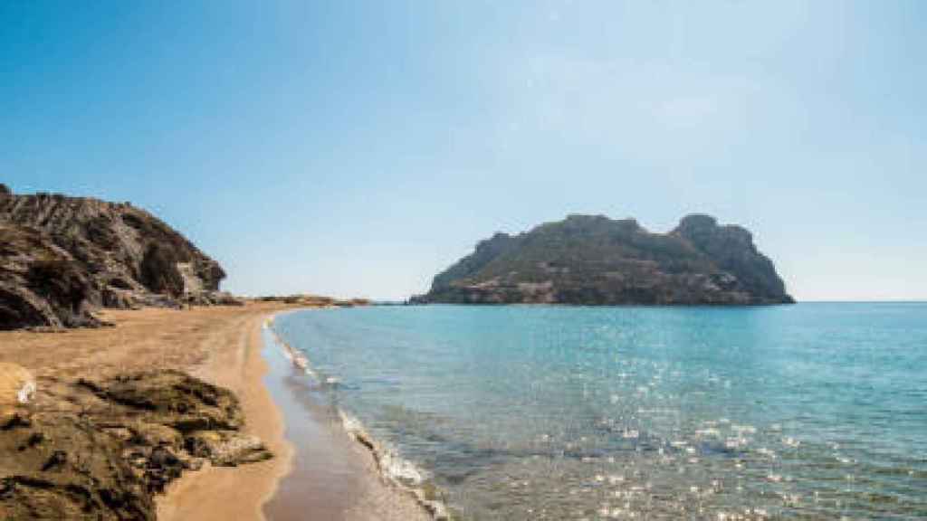 Vista de la Isla Del Fraile desde la Playa Amarilla, en Águilas.