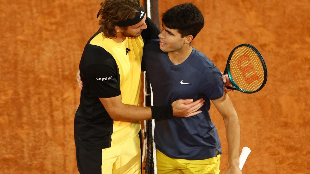 Alcaraz y Tsitsipas se abrazan al final del partido.