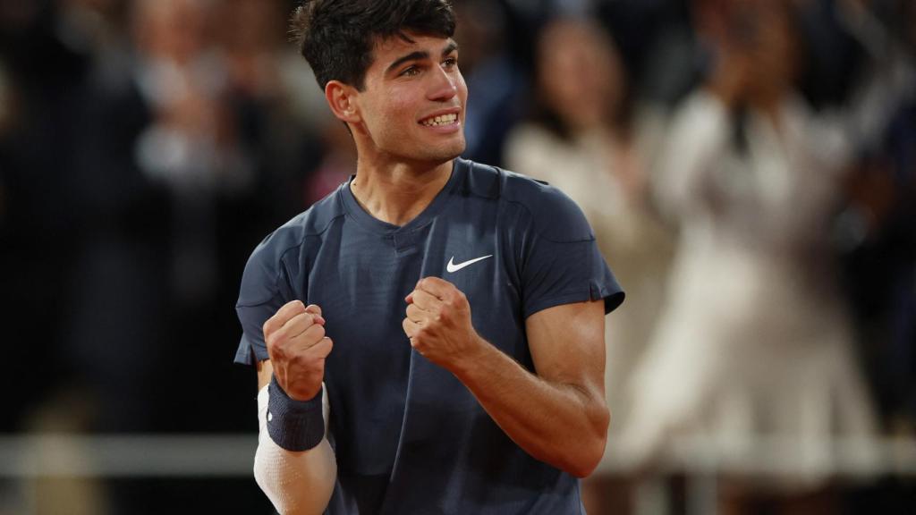 Alcaraz celebra con intensidad en el partido ante Tsitsipas.
