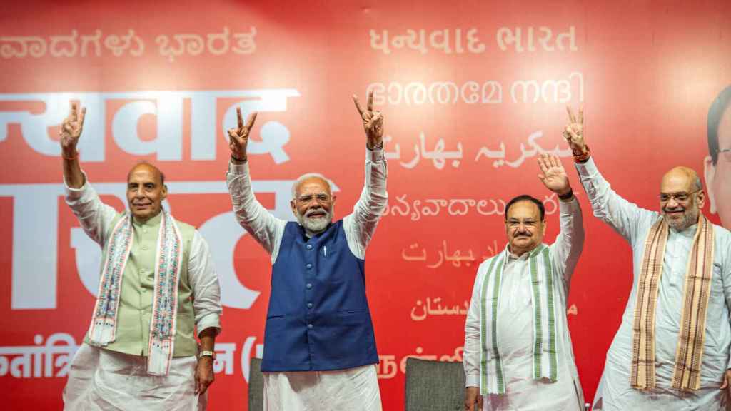 Narendra Modi junto a varios miembros de su partido tras revalidar su victoria en las elecciones.