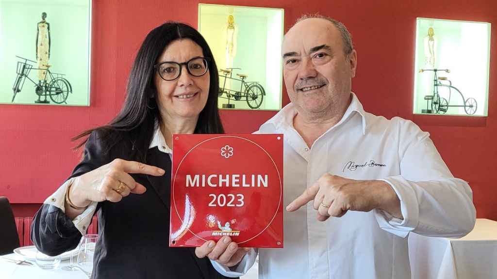 Miguel y Ángela celebran los reconocimientos.