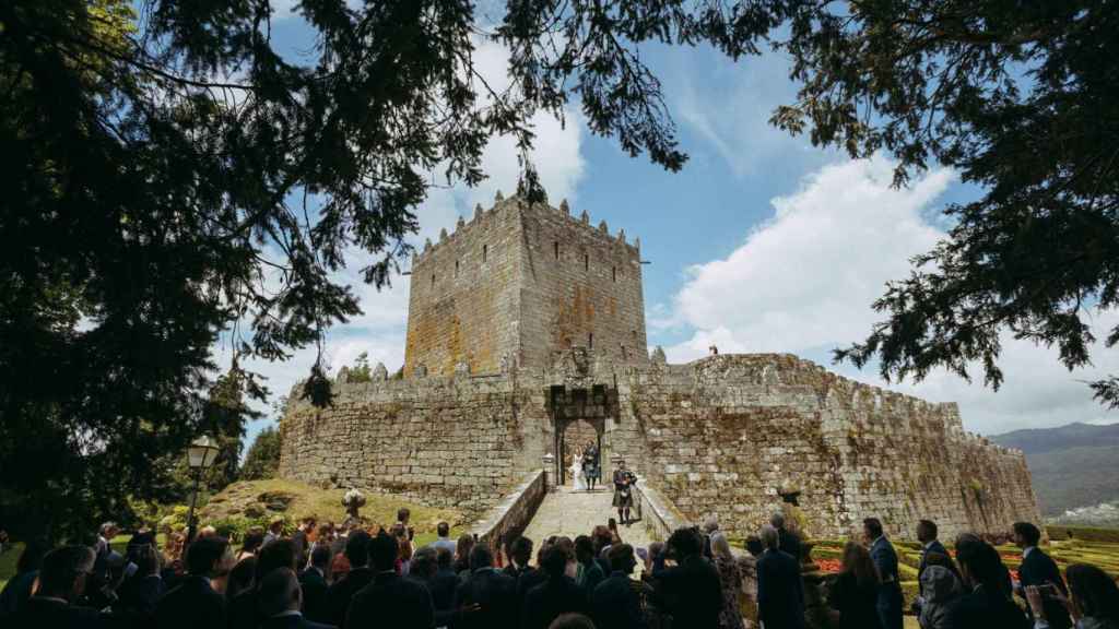 Unos novios dan el sí, quiero en el recinto de un castillo medieval