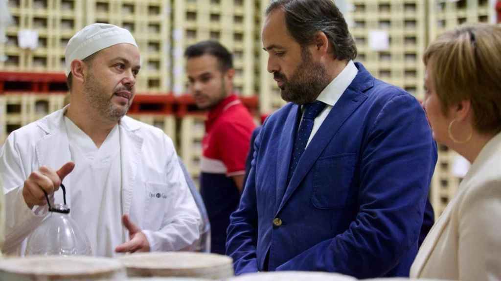 Paco Núñez este miércoles en su visita a la fábrica de quesos Ojos del Guadiana de Daimiel