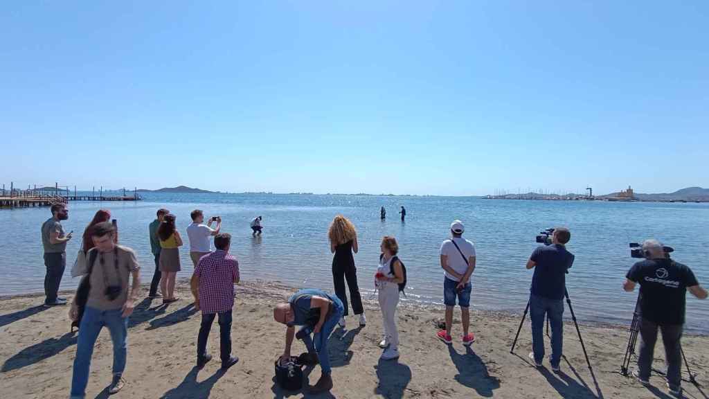 Vecinos y periodistas asisten a la colocación de la 'Virgen del agua sucia' en Los Urrutias.
