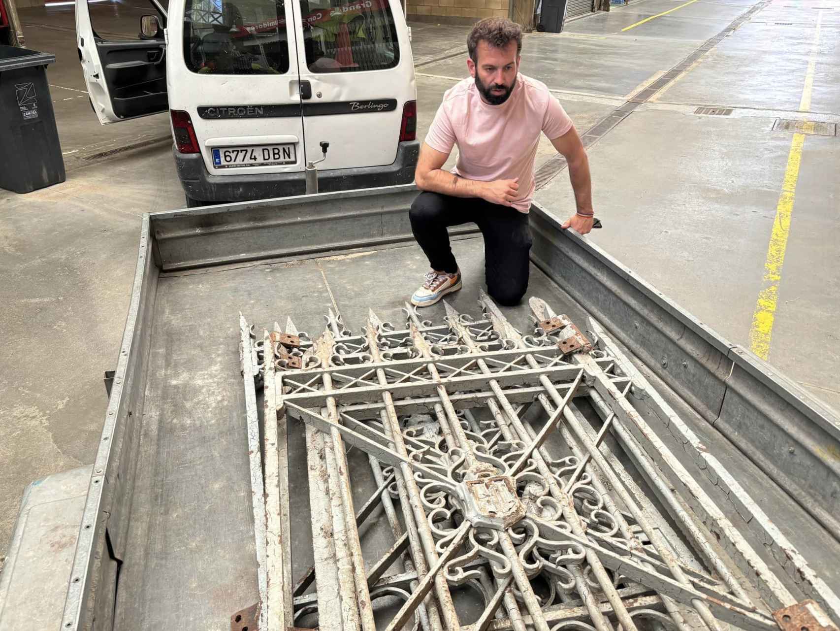 David Gago con las puertas originales del mercado de abastos