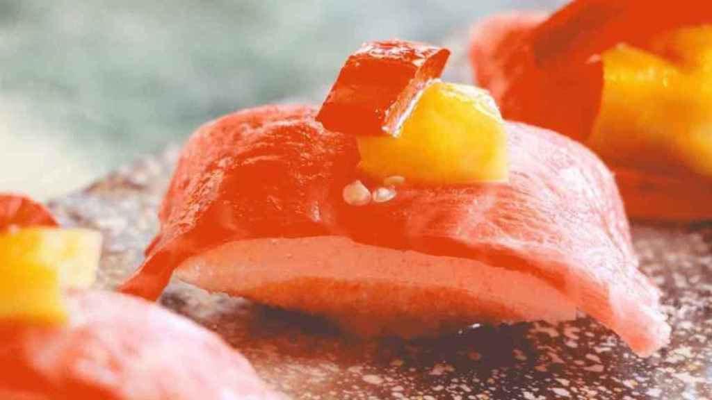 El innovador falso nigiri con atún sobre un crujiente inflado.