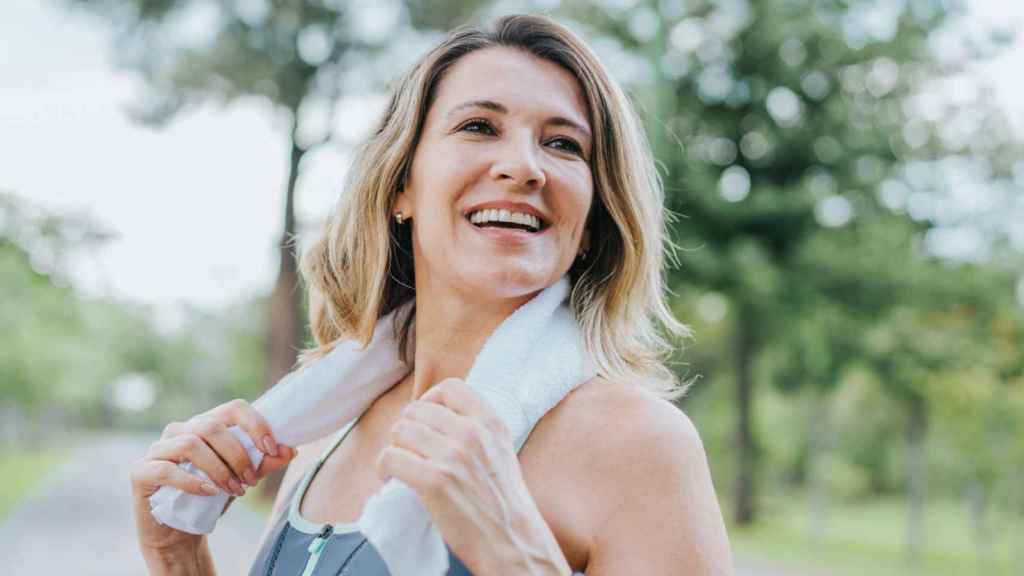 Mujer en el parque tras hacer deporte.