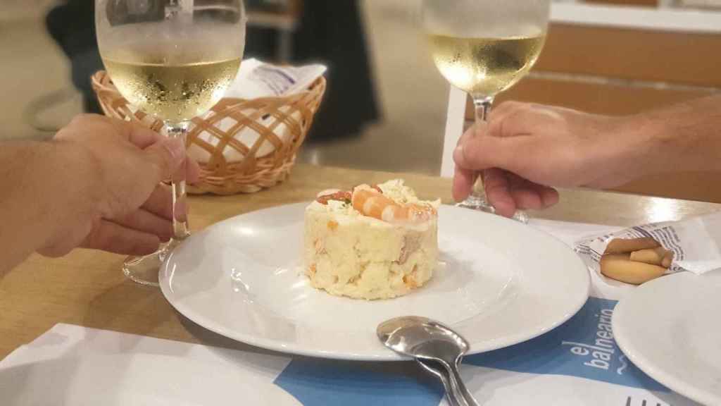 Plato de ensaladilla rusa de El Balneario.