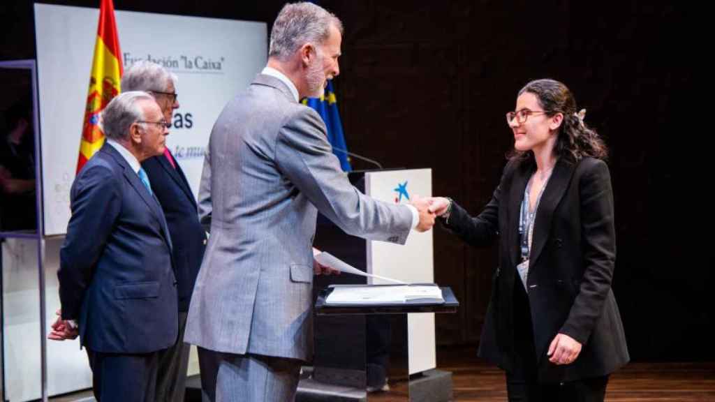 Su Majestad el Rey de España entrega la beca a Anna Prats