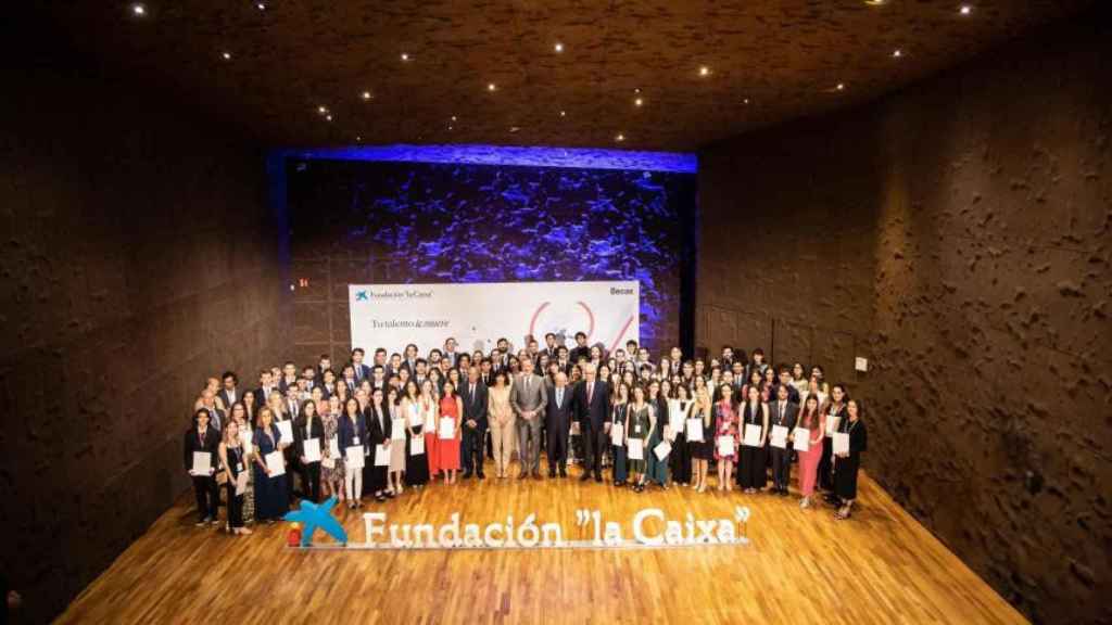 Su Majestad el Rey de España, la ministra de Igualdad, Ana Redondo y el presidente de la Fundación ”la Caixa”, Isidro Fainé en la foto de familia junto a los becarios del Programa de Becas de Posgrado en el Extranjero.
