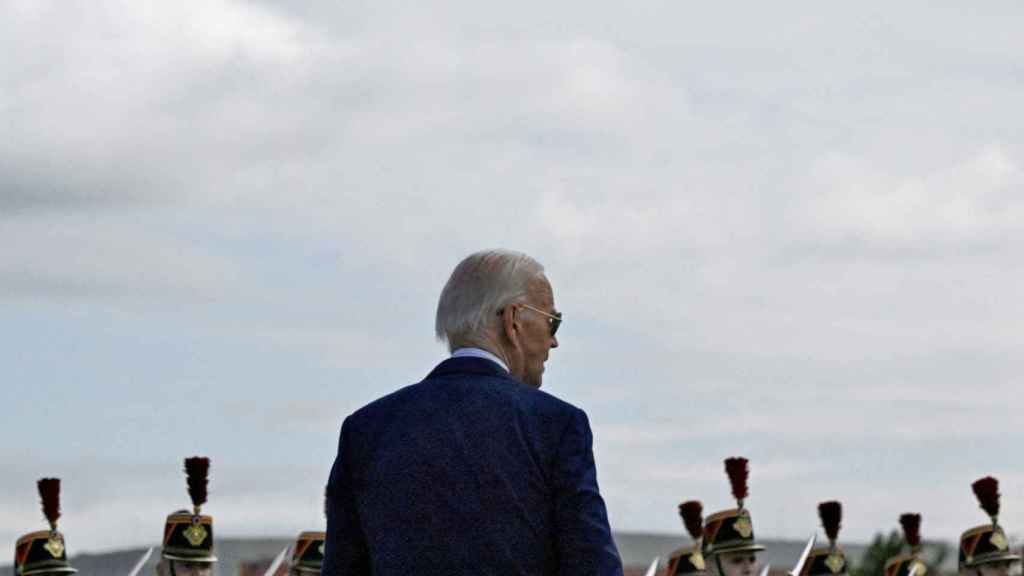 e ve al presidente estadounidense Joe Biden a su llegada al aeropuerto de Orly, cerca de París, el 5 de junio de 2024, mientras viaja para conmemorar el 80.º aniversario del Día