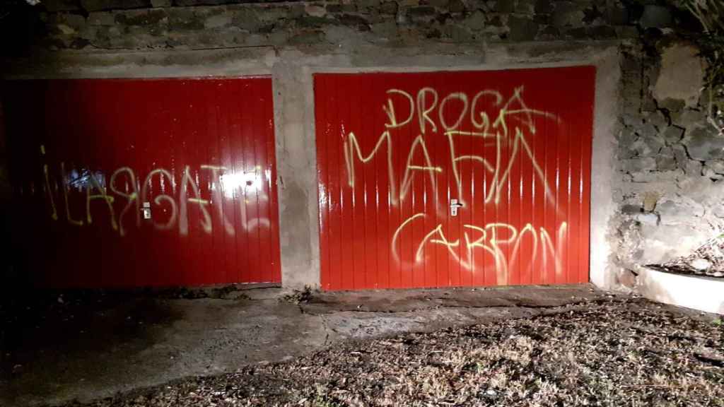 Nuevas pintadas en las puertas de Davide Nahmias.