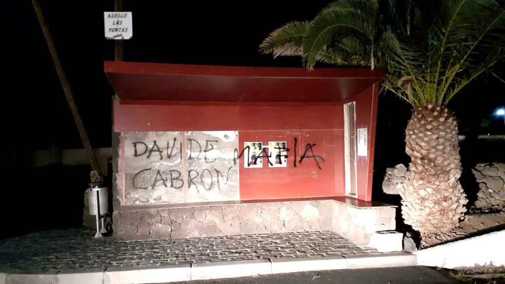 Imagen de las marquesinas con pintadas contra Davide.