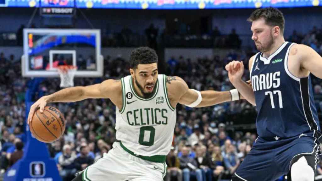 Luka Doncic defiende a Jason Tatum durante un Celtics-Mavericks.