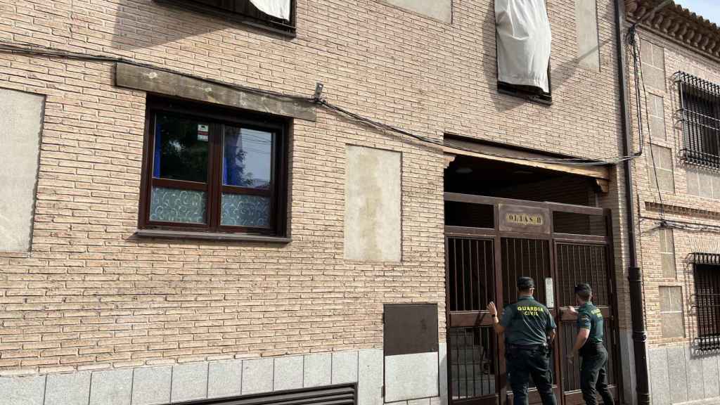 Dos guardia civiles entran en el portal de Maria José, madre de Kevin, también detenida e implicada en el crimen.