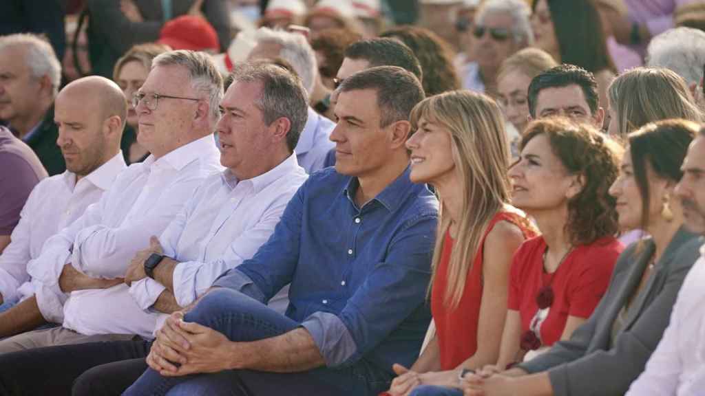 El presidente del Gobierno, Pedro Sánchez, junto a su mujer, Begoña Gómez, en Benalmádena (Málaga).