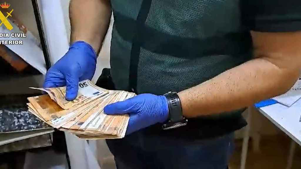 La Guardia Civil, en uno de los registros de la operación.