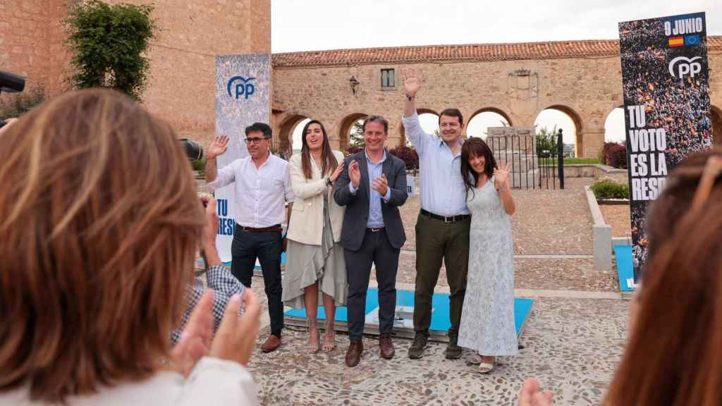 Mañueco saluda durante el acto