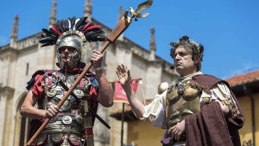 Recreación de la entrega del águila legionaria en el Natalicio del Águila