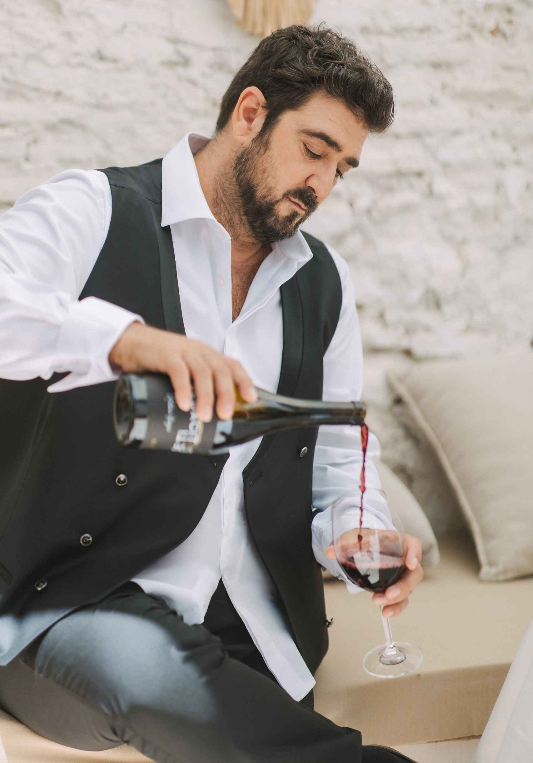 Antonio Orozco con su vino Pedacitos de ti