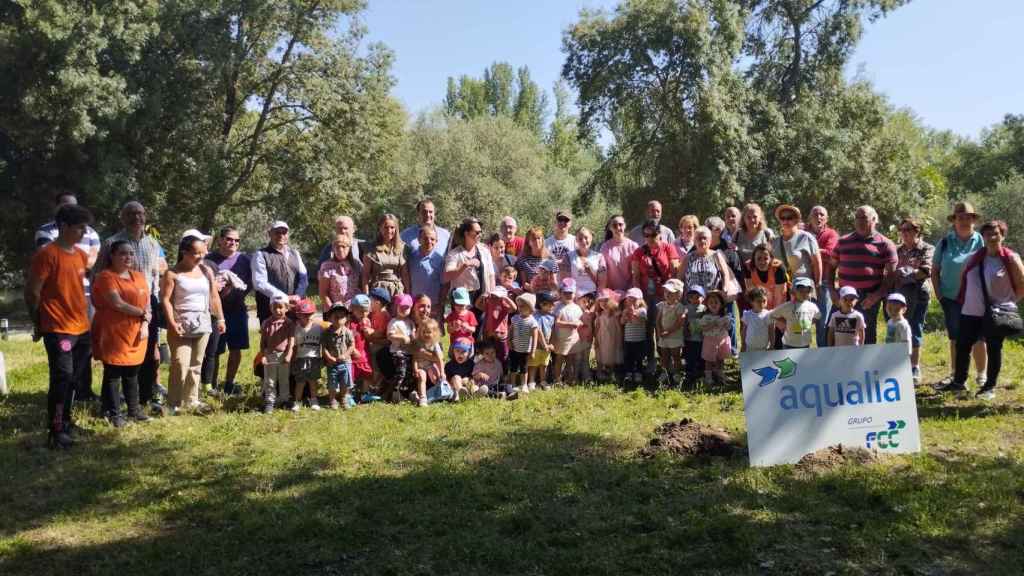 Niños y mayores de Santa Marta se reúnen para plantar árboles en la Isla del Soto