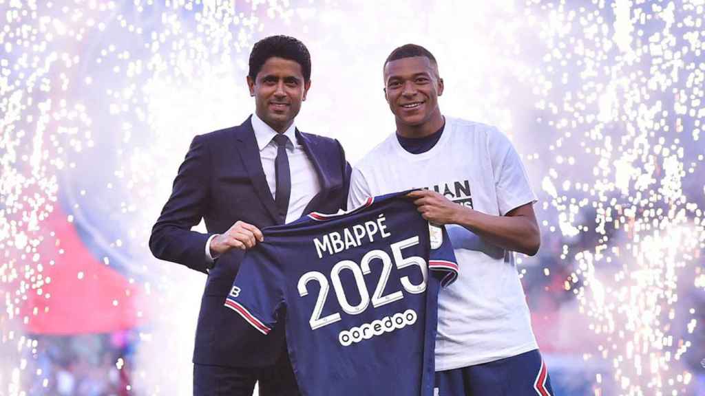 Mbappé y Al-Khelaifi posan durante la renovación del jugador con el PSG.