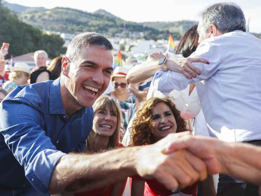 Pedro Sánchez junto a su esposa, Begoña Gómez, en un mitin del PSOE en Benalmádena (Málaga).