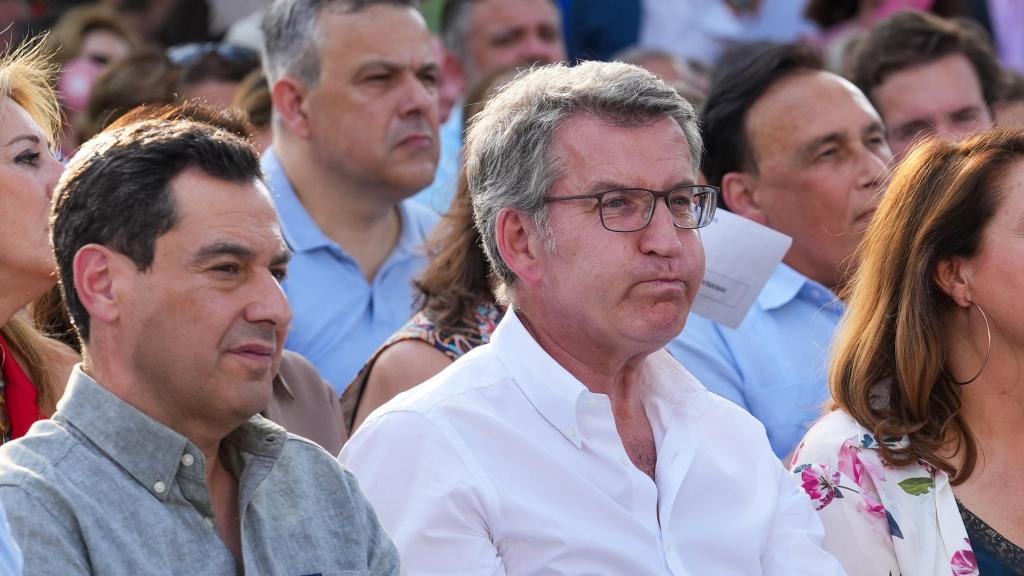 Feijóo, en un reciente mitin en Sevilla, junto a Juanma Moreno.