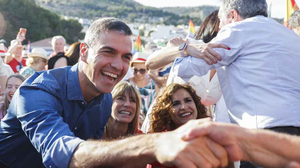 Pedro Sánchez, junto a su mujer, Begoña Gómez, en un mitin.