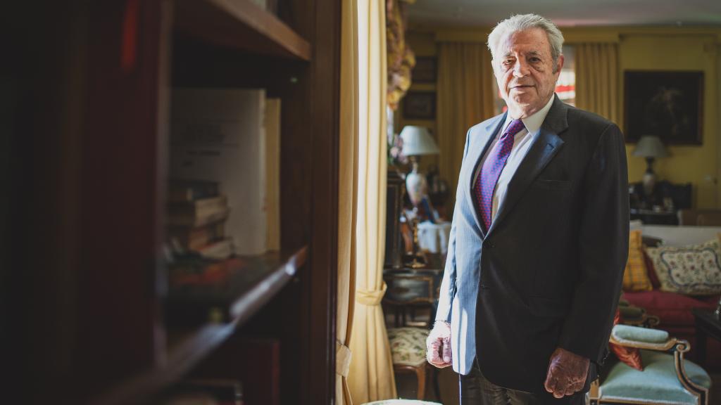 Francisco de Paula de Borbón y Escasany es duque de Sevilla por herencia de su abuela; ha sido director del banco de negocios londinense Hill Samuel & Co. Limited, presidente y director general del Miami National Bank y presidente del Cannon Group Iberoamérica.