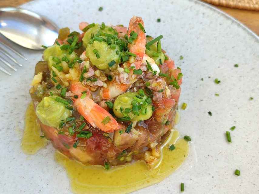 Tartar de tomate rosa, langostinos y vinagreta de nueces.
