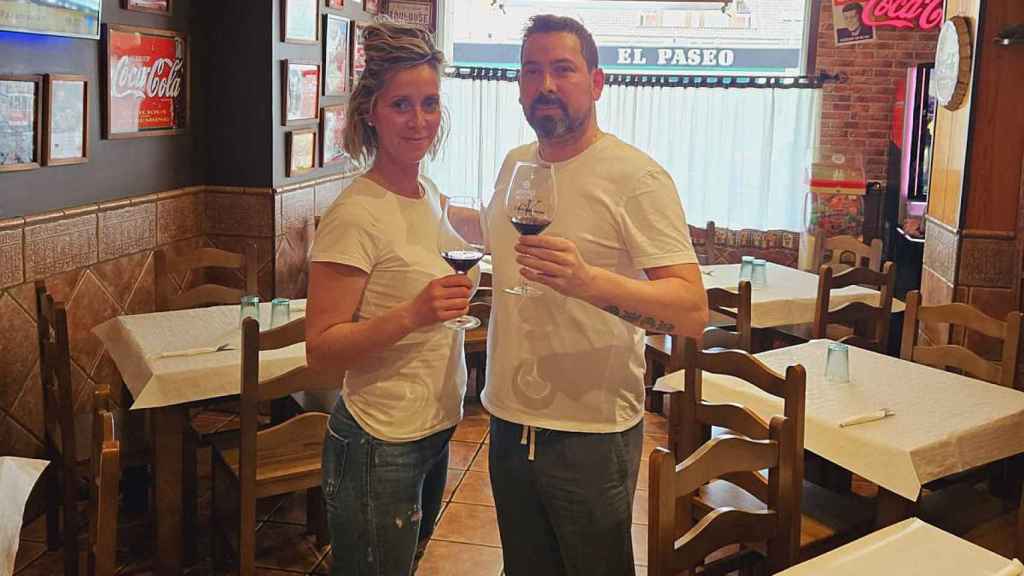 Juan Antonio y Natalia en su Bar El Paseo de Cabezón