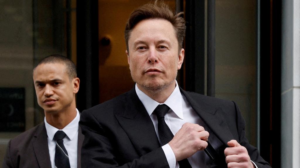 Elon Musk, a la salida de su oficina de Tesla.