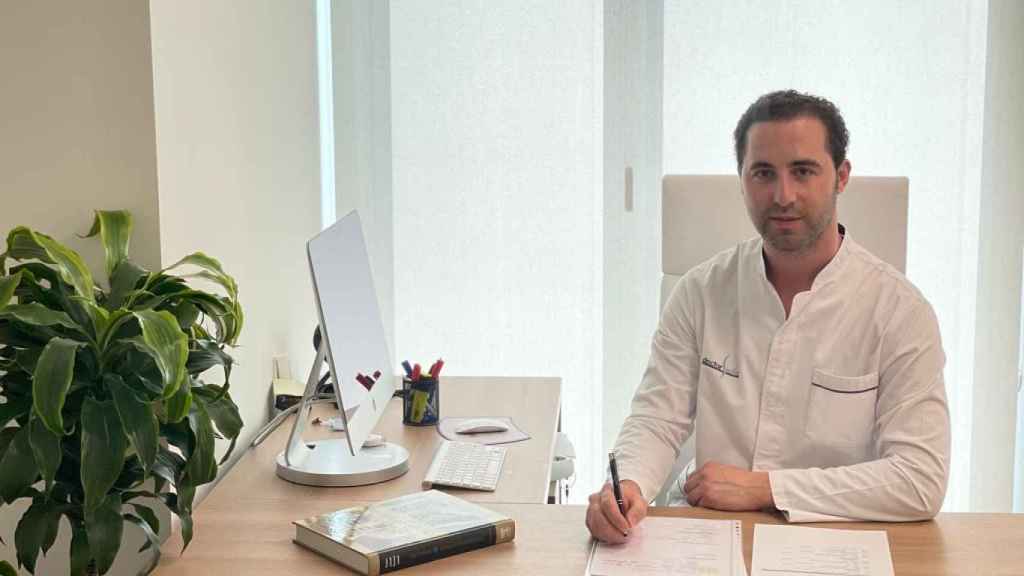 El lebrijano en su consulta.