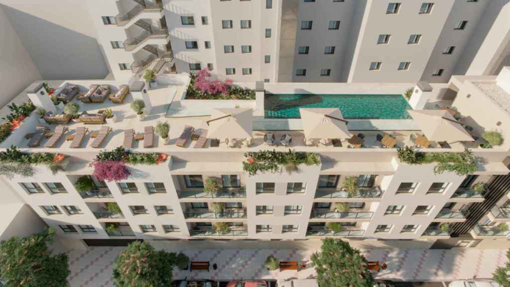 Vista de la piscina del bloque de apartamentos.