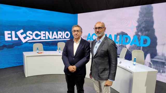 El conseller José Antonio Rovira y el periodista de Alacantí TV (El Escenario), Tomás Moya.