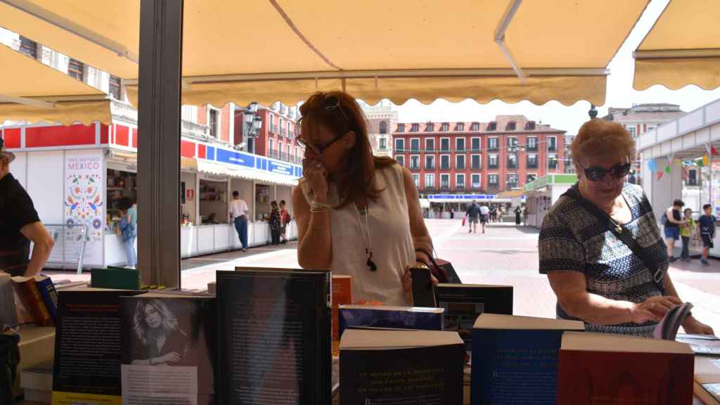 Visitantes ojeando libros en una de las librerías
