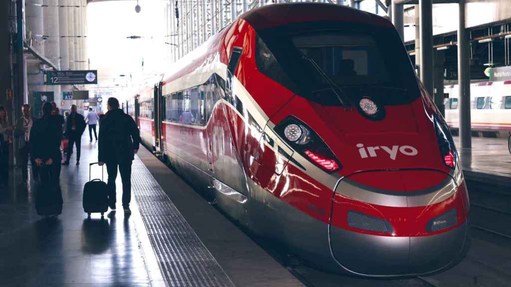 Un tren de Iryo saliendo de la estación