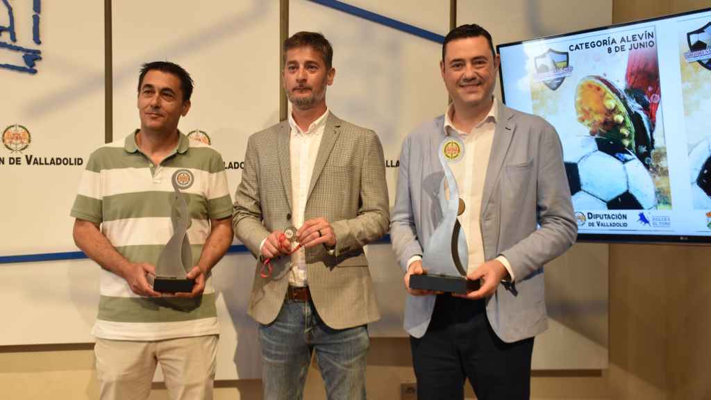 José Luis, miembro de la directiva del Club Tordesillas; el concejal de Deportes de Tordesillas, Jesús Carro; y el diputado de Juventud y Deportes, Javier González Vega