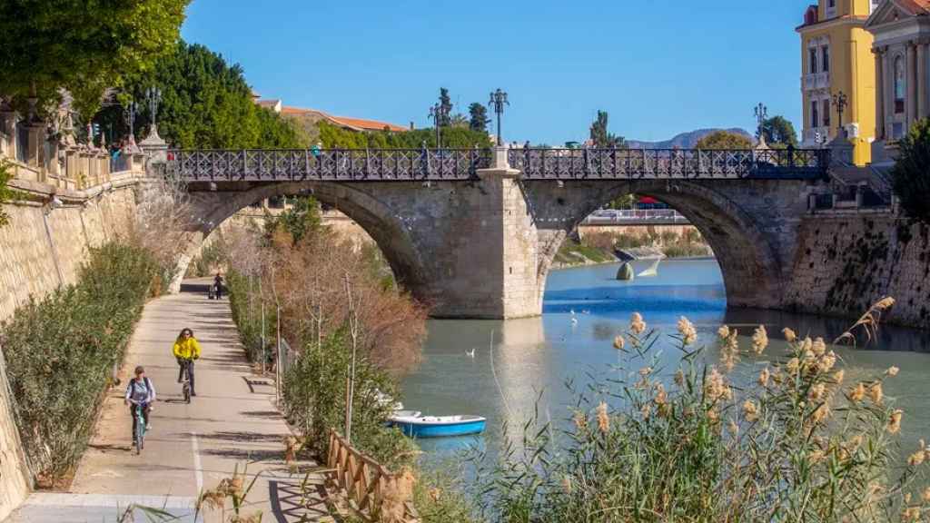Una imagen de archivo del río Segura, a su paso por Murcia.