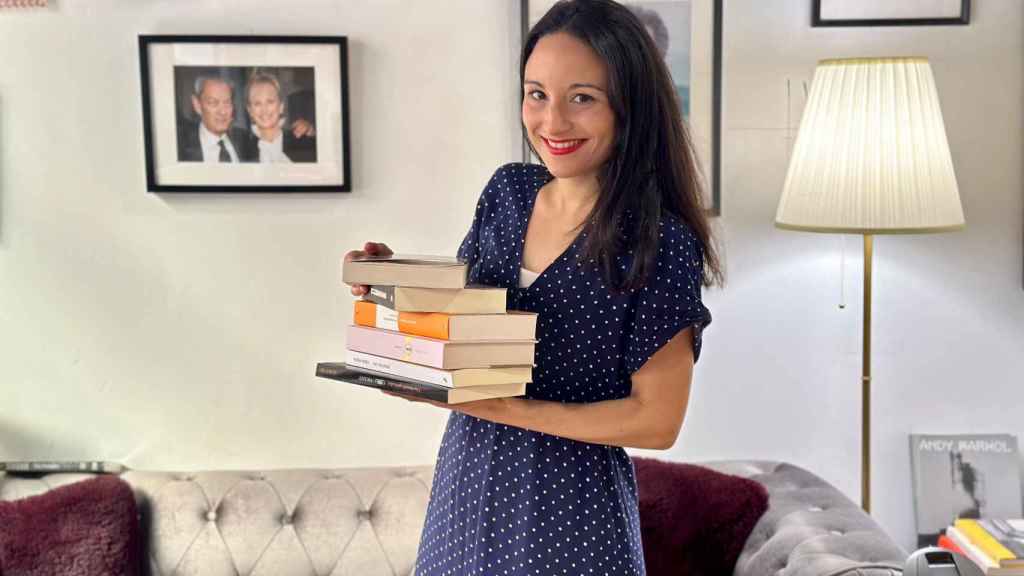 Sara Trejo posa en el interior de la librería.